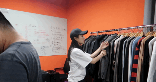 每天收六七百个快递，然后淘汰90%！快报夜访薇娅直播间，揭秘淘宝第一女主播的挑货经