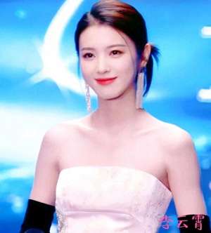 韩国女主播矜持公主(舞台上的灵动公主：李云宵的惊艳演绎)