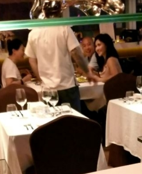 涉酒驾TVB女艺人戒酒失败 疑有男友却酒后与外籍男士街头热吻