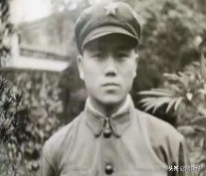 战旗啪啪女主播(国防施工条件苦，士兵茶余饭后爱跑服务社，只为看一眼美丽女兵)