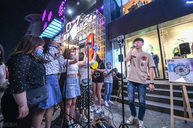 一个女主播，说她害怕舔狗