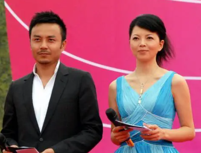 主持人仇晓嫁富商后罕露面，54岁气质仍出众，17岁儿子帅气赛明星