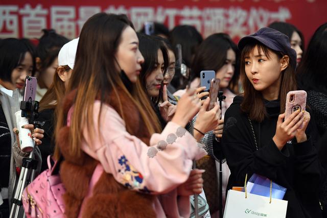 百名美女主播“站街”助力医美庆典引围观