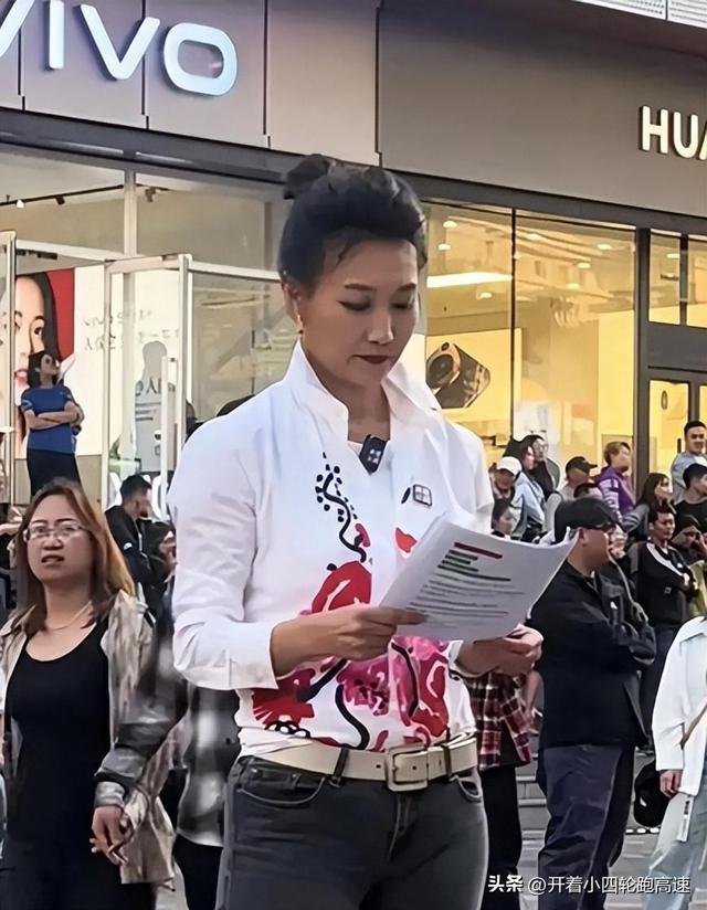 47岁李梓萌沈阳被偶遇，和180帅哥共舞吐舌头，穿紧身裤胯大腿粗