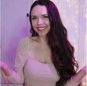 美女主播直播喂奶(女主播现场喂奶，被平台挡住)