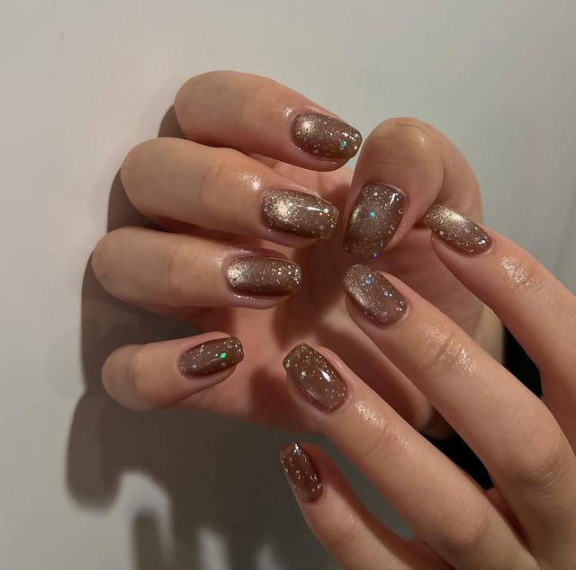 Pantone 2025年度代表色「摩卡慕斯棕」！