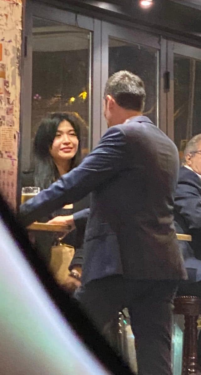 涉酒驾TVB女艺人戒酒失败 疑有男友却酒后与外籍男士街头热吻