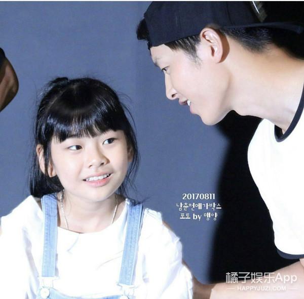 还记得《釜山行》里孔刘的女儿秀安吗？追星追得太成功了