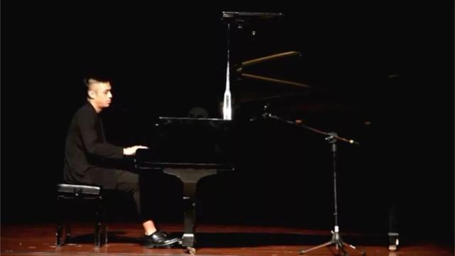 一个帅哥，每天在街头拉陌生男女随机相亲，2年撮合1000对