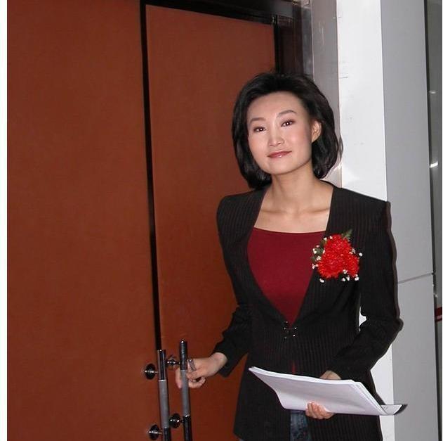 央视女主播李梓萌为显端庄大方戴14年假发，摘下假发的她像张曼玉