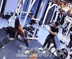 正惊GIF：有善口技者！美女肺活量惊人，一口气将鸡蛋从壳里吹出？