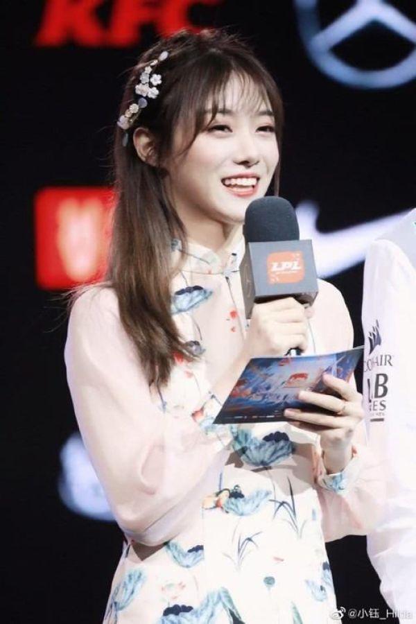 LOL美女主持写真引起争议,疑因尺度太大,网友:肉鸡知道吗?