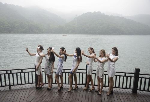 老上海风情，美女主播旗袍秀惊艳石燕湖别样的时光