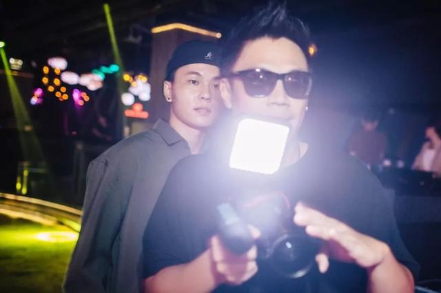 一个帅哥，每天在街头拉陌生男女随机相亲，2年撮合1000对