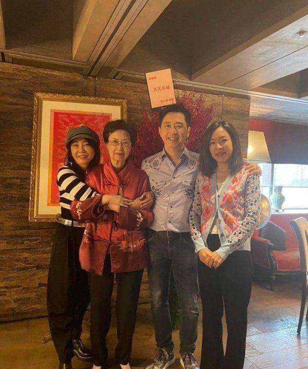 63岁庾澄庆和49岁妻子罕见同框，主播妻子张嘉欣状态超好