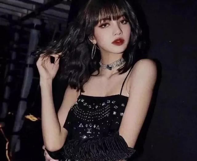 韩国女团成员侧乳着装曝光，网友：露点还是传统文化