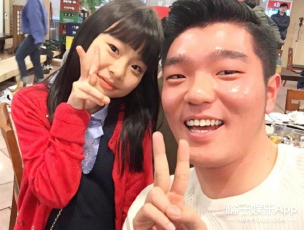 还记得《釜山行》里孔刘的女儿秀安吗？追星追得太成功了