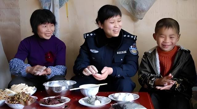 16年前,汶川女警揭衣露乳哺育9婴,归来连升四级,如今怎样了?