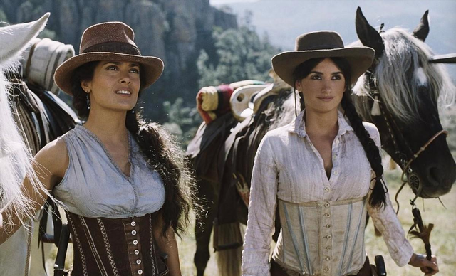 从全球第一美胸到时尚圈女王，54岁的GUGGI老板娘，不仅只有美貌