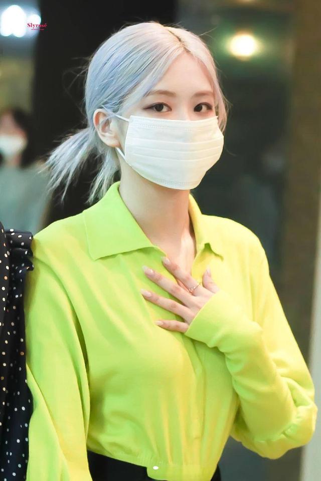 朴彩英上班私服超养眼！亮绿色上衣搭配百褶裙，真是时髦野玫瑰