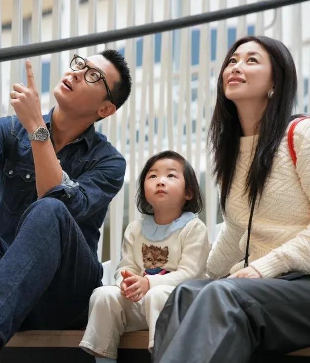 40岁朱珠晒“蜜桃臀”，丰满有料，性感撩人，简直就是人间尤物