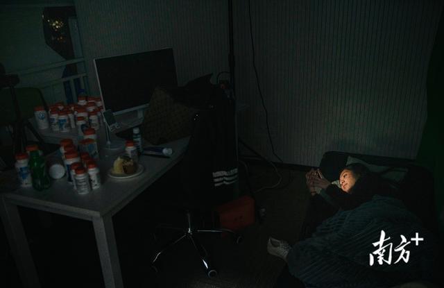 百万粉丝女主播的“双十一”之夜：凌晨3点下播后，她睡在了直播间