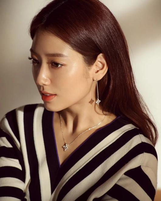 30岁朴信惠肉肉脸下垂，水蜜桃感不再？差的是一对改面相耳环