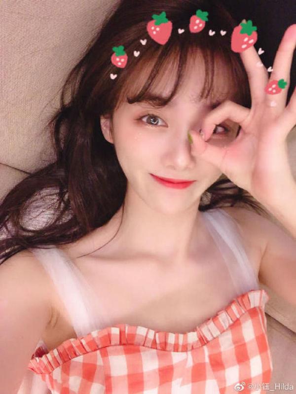 LOL美女主持写真引起争议,疑因尺度太大,网友:肉鸡知道吗?