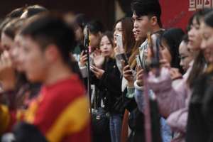 女主播站街(百名美女主播“站街”助力医美庆典引围观)