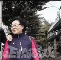 正惊GIF：有善口技者！美女肺活量惊人，一口气将鸡蛋从壳里吹出？