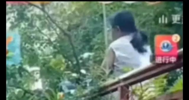 老杜直播生吃土豆，没开美颜脸色蜡黄，柴大姐露脸直播精神足