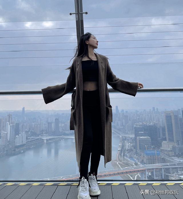 女主播“网恋转正”奔现，斗鱼饺子君退网三年，与男友玩手游相恋