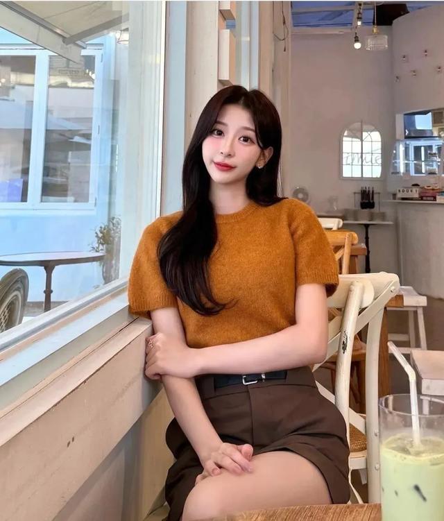 顶级体育女主播!黑丝短裙大长腿!这谁不迷糊啊!