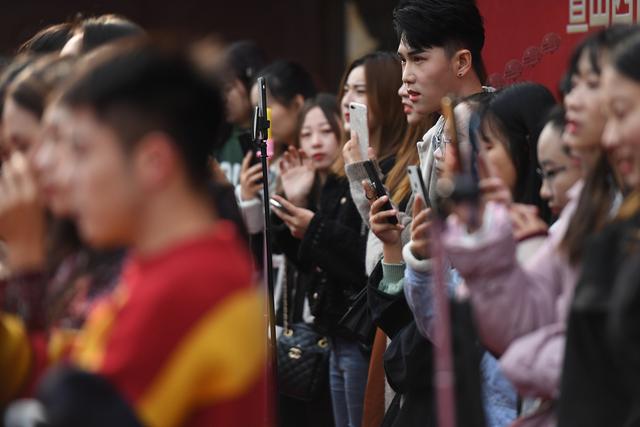 百名美女主播“站街”助力医美庆典引围观