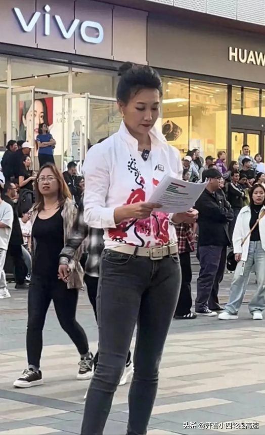 47岁李梓萌沈阳被偶遇，和180帅哥共舞吐舌头，穿紧身裤胯大腿粗