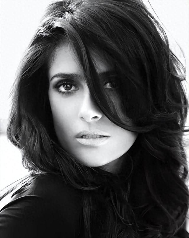 从全球第一美胸到时尚圈女王，54岁的GUGGI老板娘，不仅只有美貌