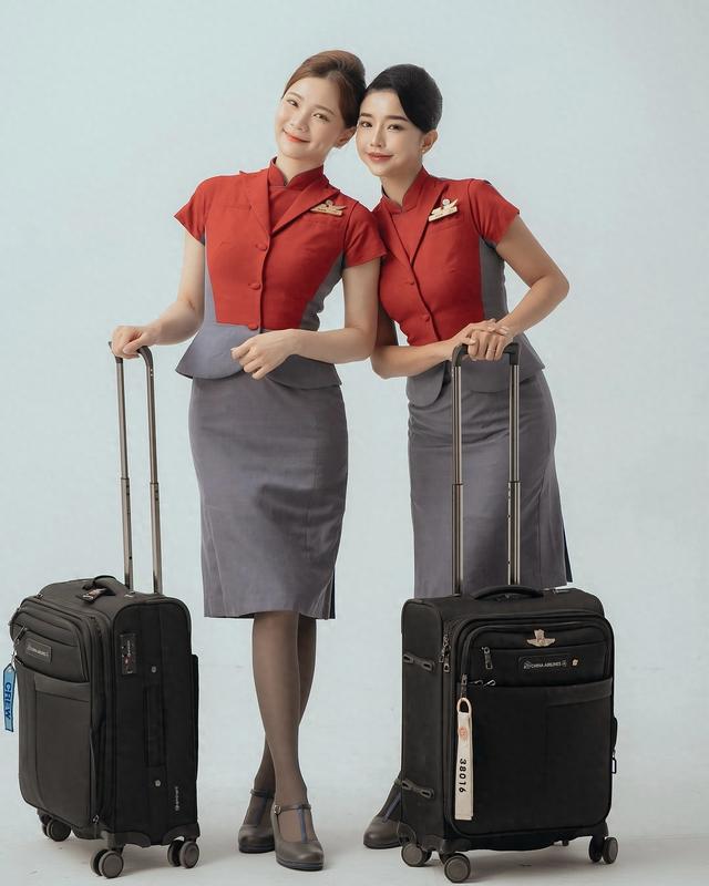 台湾空姐闺蜜写真，甜妹有时候也很飒！
