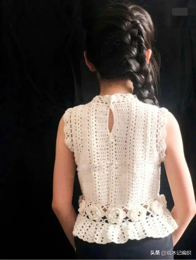 少女钩花小背心，腰部一圈钩花提升了整个YY的颜值。