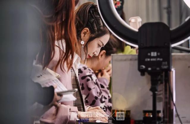 每天收六七百个快递，然后淘汰90%！快报夜访薇娅直播间，揭秘淘宝第一女主播的挑货经