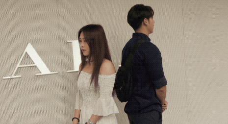 一个帅哥，每天在街头拉陌生男女随机相亲，2年撮合1000对