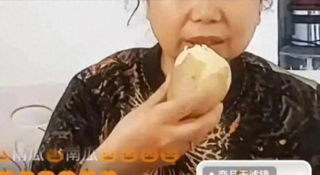 老杜直播生吃土豆，没开美颜脸色蜡黄，柴大姐露脸直播精神足