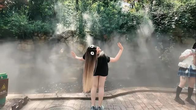 汪汪和玛利亚带兰娜夏娃看大熊猫搭帐篷，激动热舞，羡慕川美蜀乐