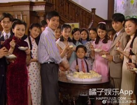 韩式比心不是韩国明星发明的？27年前赵雅芝就会了，连雪姨都比过