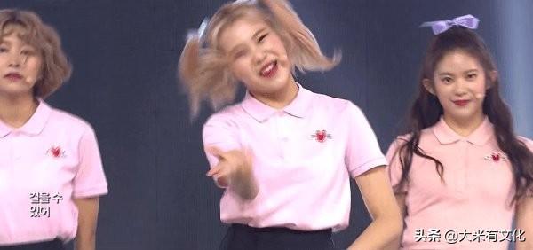 刷爆抖音的韩国灵魂舞者黄毛双马尾，硬是把女神洪真英跳成了伴唱