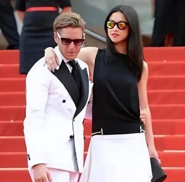 40岁朱珠晒“蜜桃臀”，丰满有料，性感撩人，简直就是人间尤物