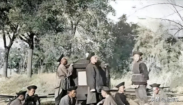 “不堪入目”老照片：日本男女赤裸共浴，喂奶忘记系扣子的妇女