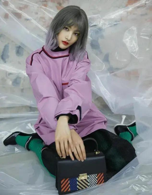 从“内娱顶流”到“全网封杀”，31岁郑爽是如何走向堕落的？