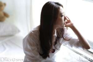 韩国女主播床上表演(LCK新晋女主播李贤京最新床上画报 不比恩静差)