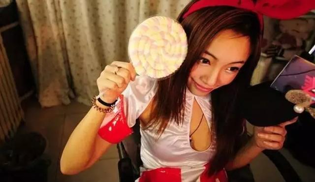 女主播的诱惑：给我刷“跑车”，给你送“福利”……