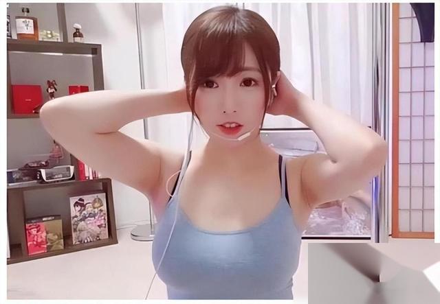 不堪入目！女主播忘关摄像头，换衣全过程被直播！